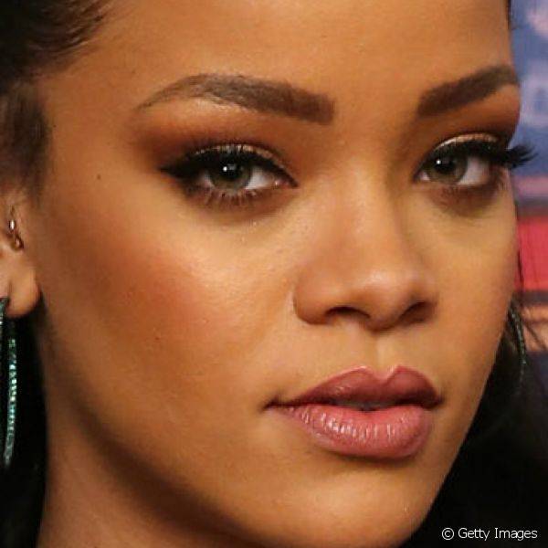 Rihanna combinou esfumado de sombra marrom com blush bronze bem marcado na premi?re do filme 